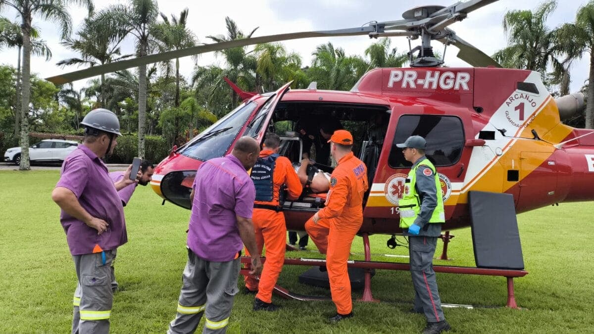 Trabalhador cai de poste após levar choque elétrico em Florianópolis