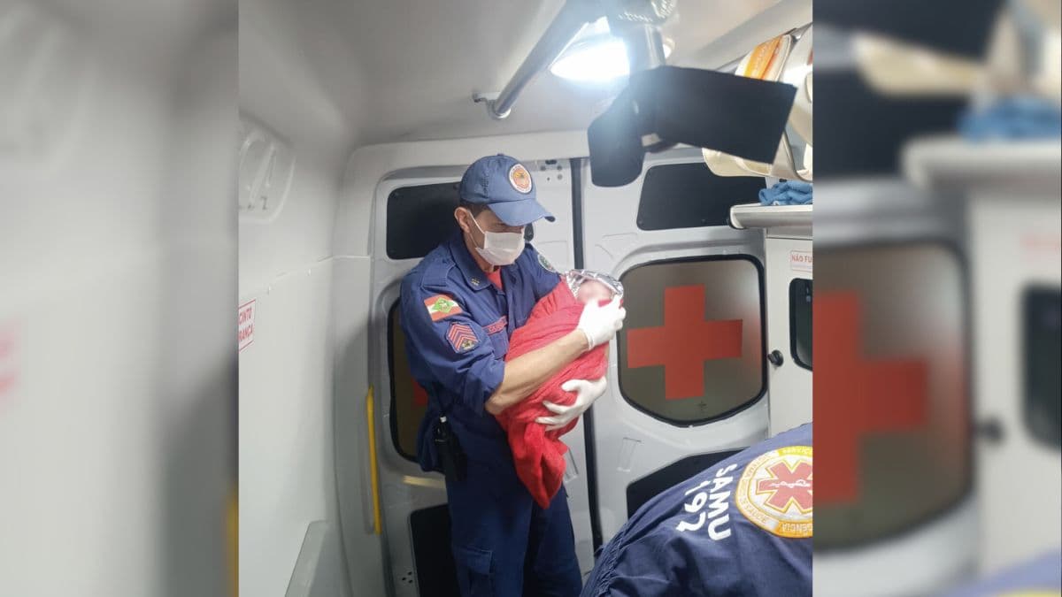 Pai faz parto da filha em frente a quartel dos bombeiros em SC