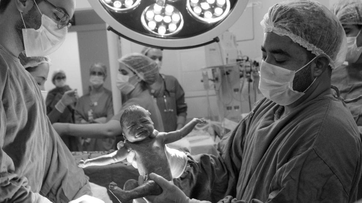 Mãe achava que teria gêmeos, mas dá à luz trigêmeos em hospital de SC
