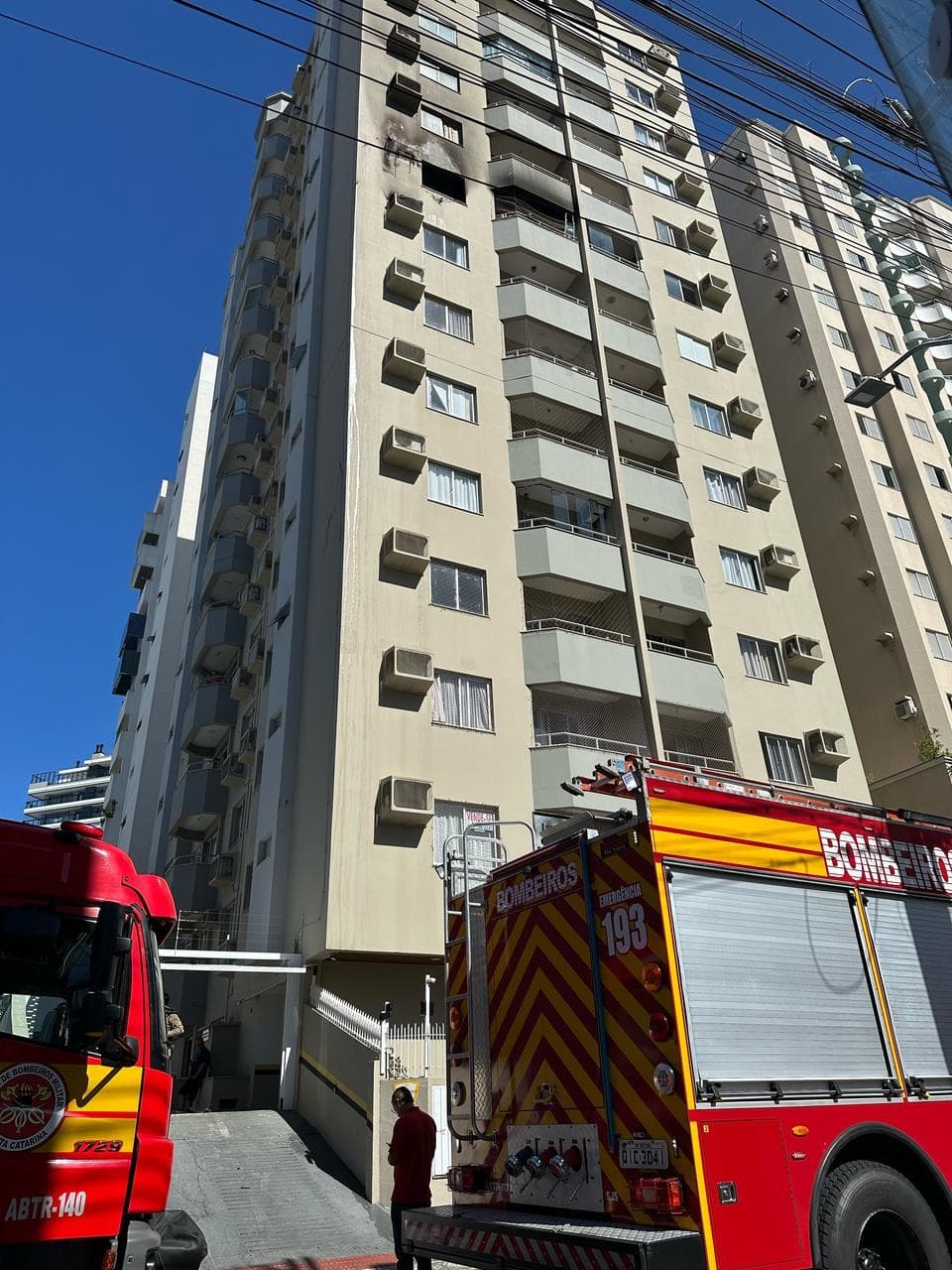 Incêndio atinge apartamento em edifício residencial em São José