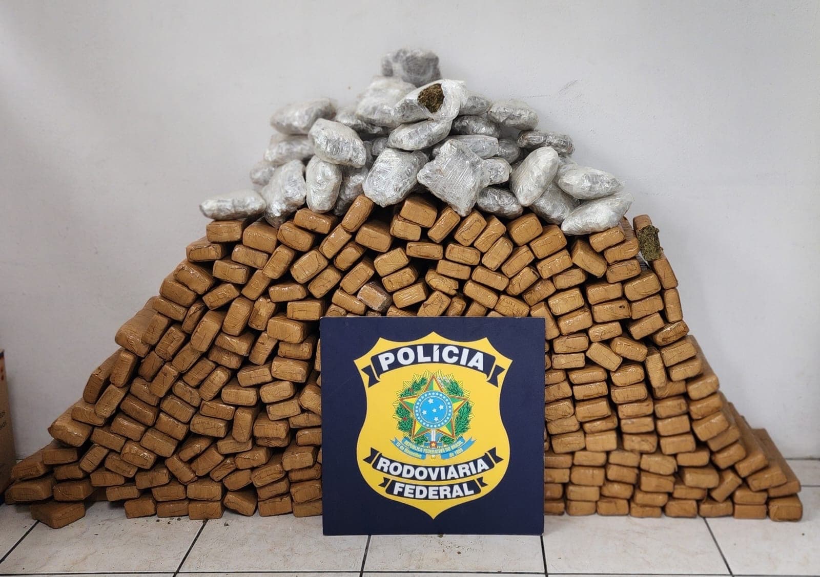Procurado por homicídio é preso após perseguição com 171 quilos de drogas em Joinville