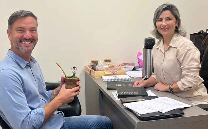 Prefeito de Canelinha visita nova secretária de Assistência Social e reforça prioridade à área