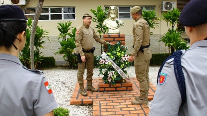 Tiradentes: PMSC presta homenagem ao patrono das polícias militares e civis do Brasil