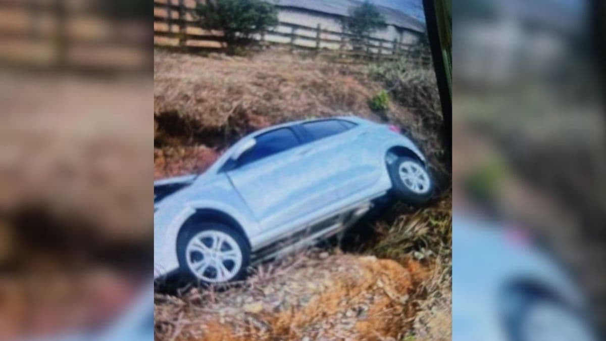 Criança de 5 anos é resgatada de helicóptero após carro cair em vala em Canoinhas