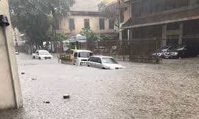 Chuvas causam alagamentos e deixam centenas de desalojados no Rio de Janeiro