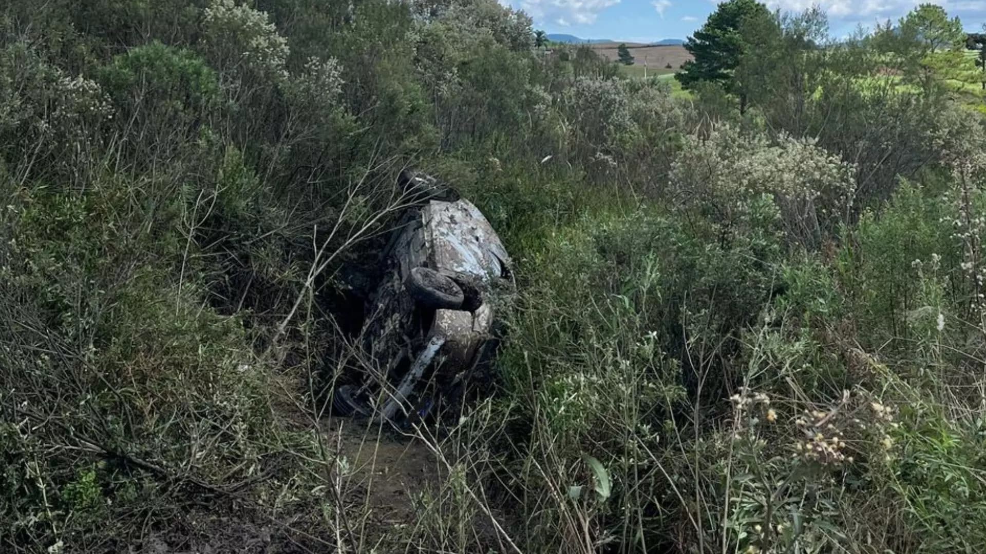 Motorista perde o controle e capota carro na BR-282, na Serra Catarinense