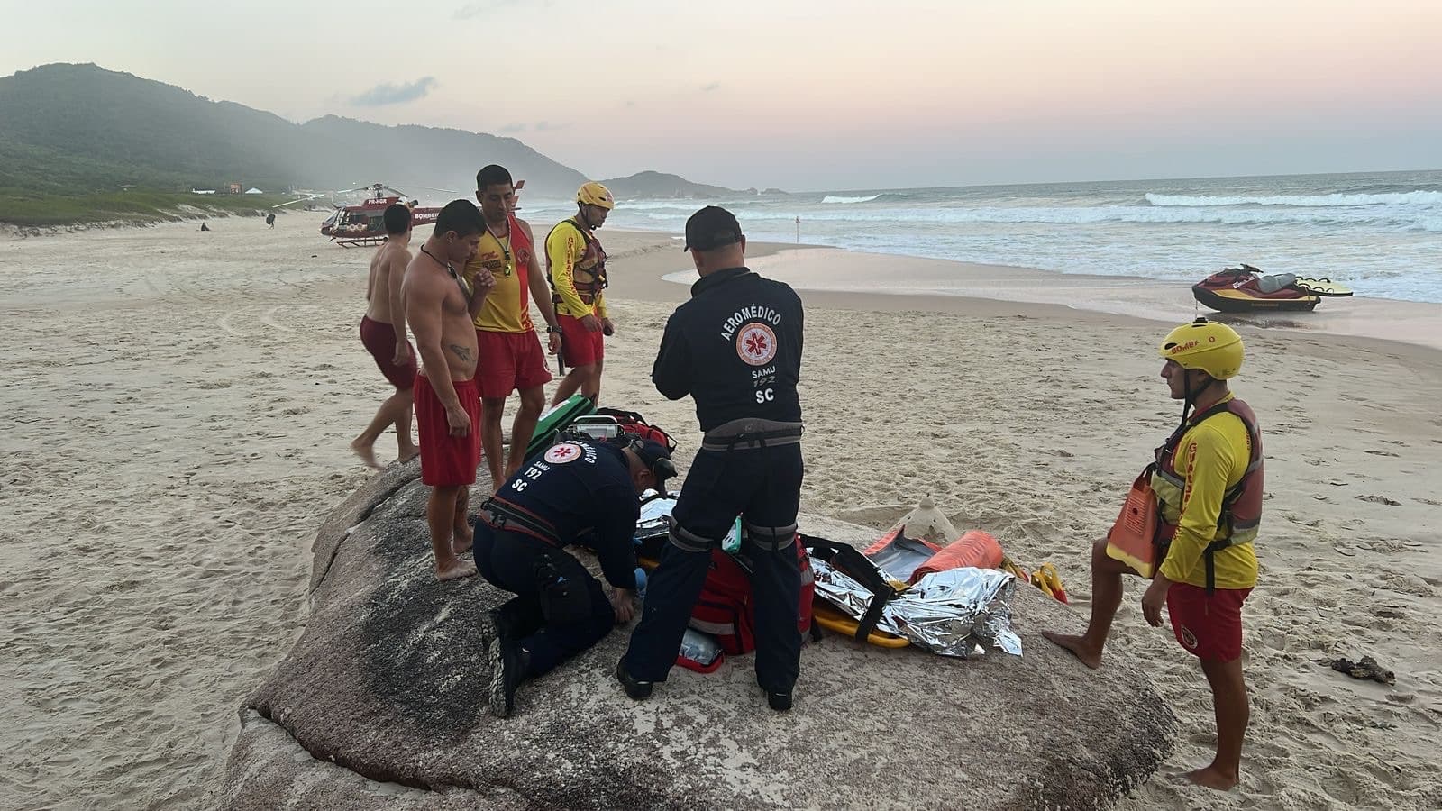 Homem sofre queda de parapente e é resgatado por helicóptero na Praia Mole, em Florianópolis