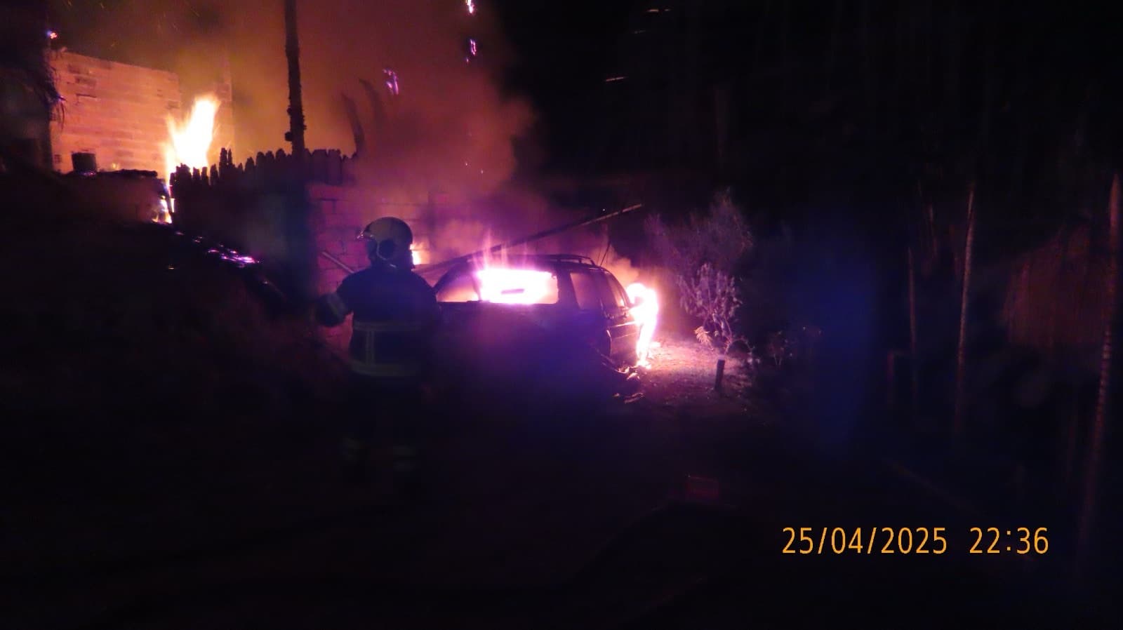 Chamas devastam casa e carro em Blumenau e mobilizam bombeiros