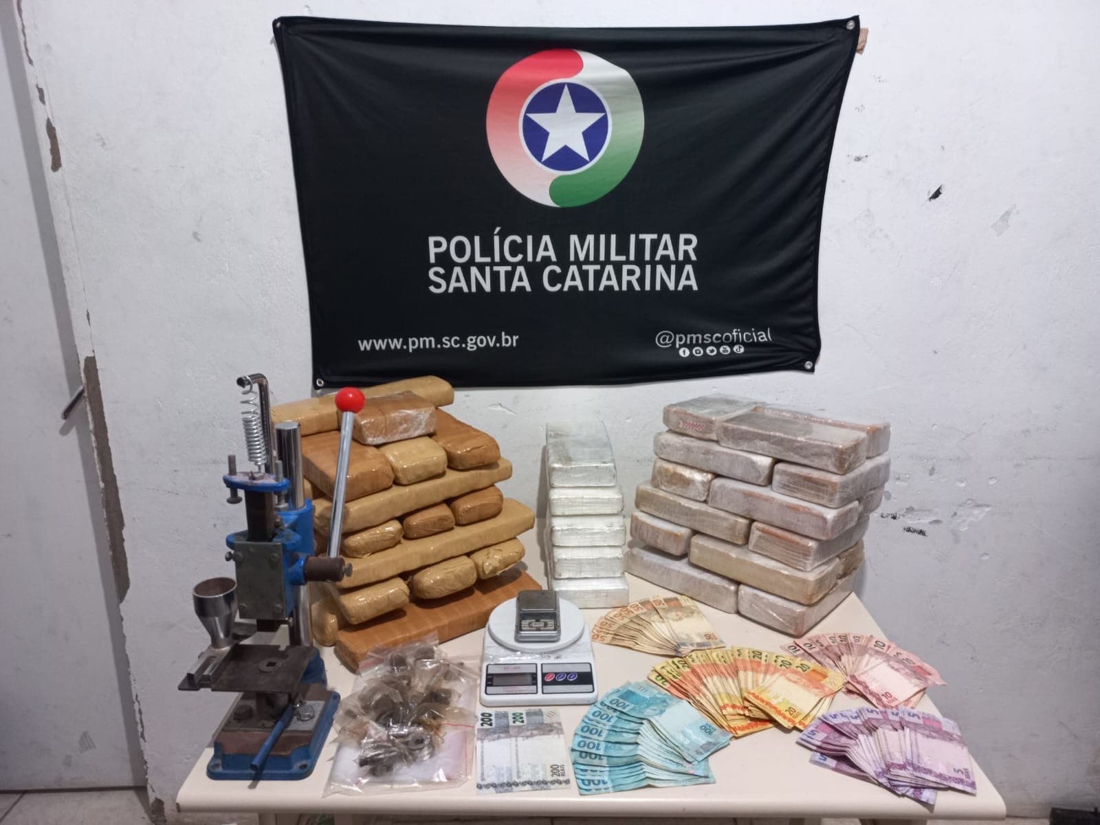 Bope estoura “laboratório do tráfico” em Palhoça e prende trio com mais de 38 kg de drogas