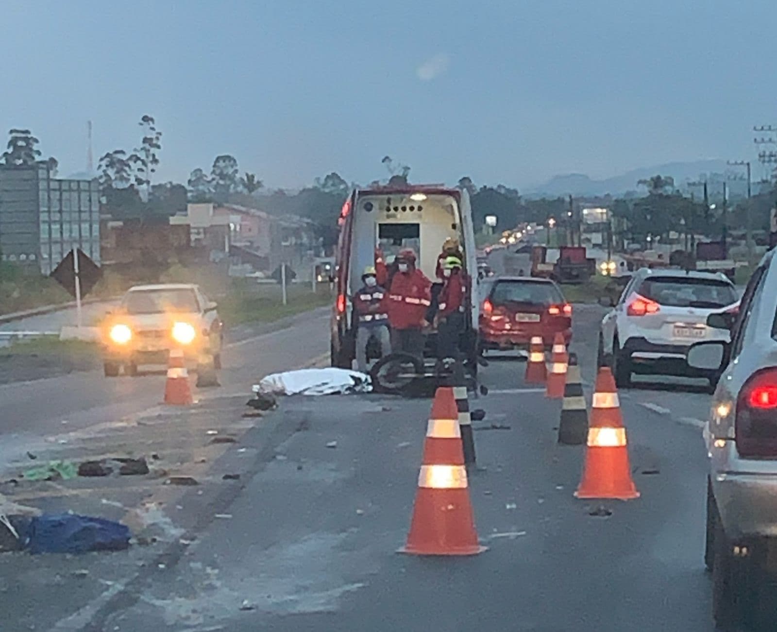 Atropelamento na BR-280 termina com homem morto e motociclista ferido