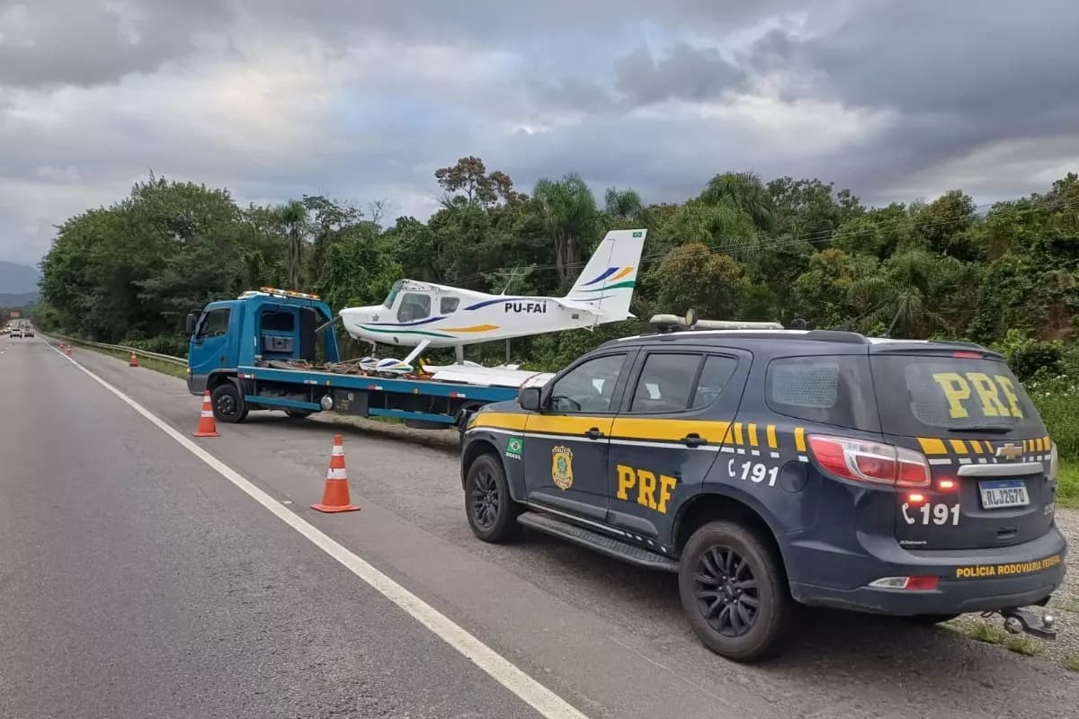FAB apura pouso de emergência de avião que desceu no meio da BR-101 em SC