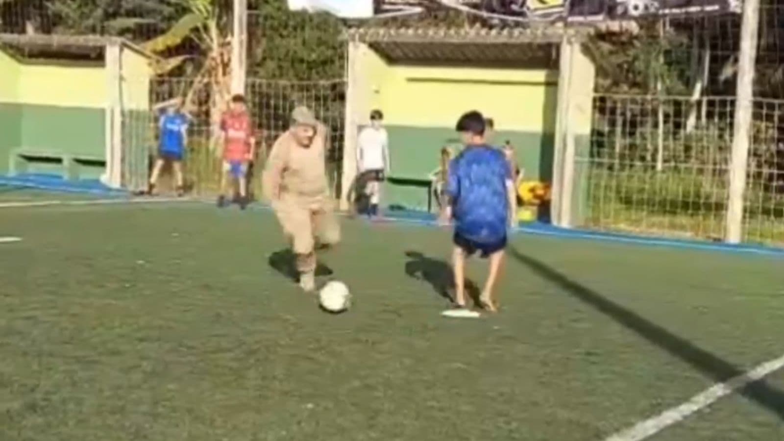“Camisa 10”: Policial dá drible e marca golaço durante futebol com crianças em Santa Catarina