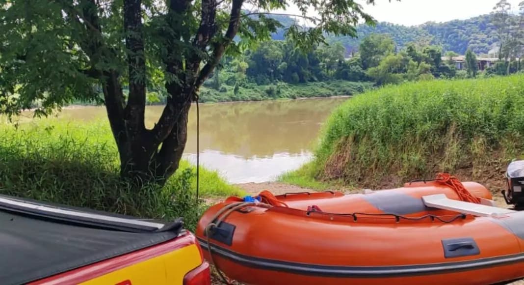Morador encontra corpo boiando enquanto navegava de barco no rio Itajaí-Açu