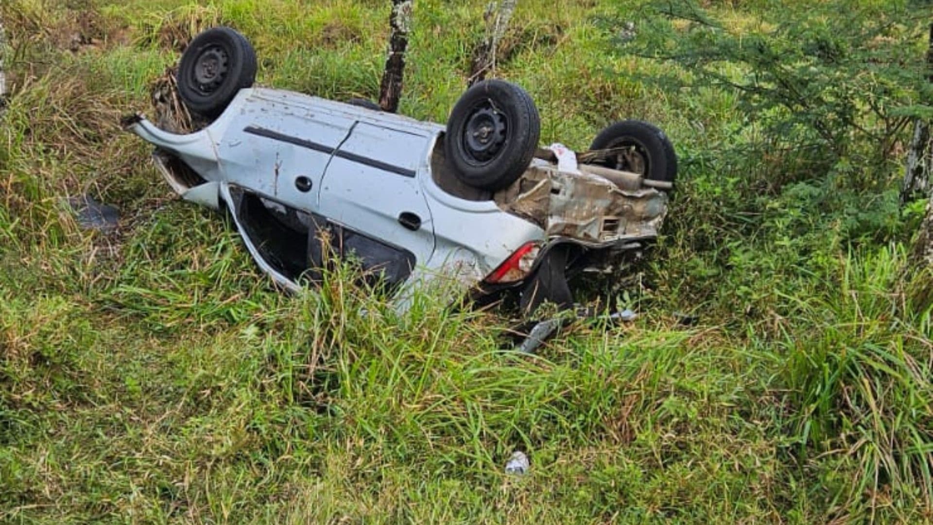 Morre sem socorro: homem capota carro à noite e só é encontrado horas depois