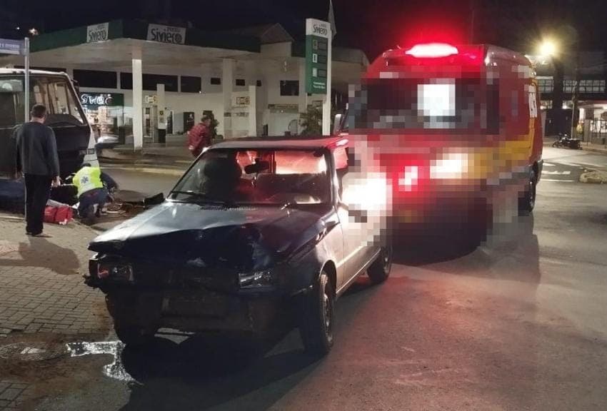 Impacto violento joga motociclista na calçada em acidente 