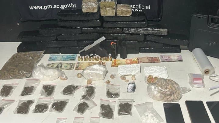 Operação em Itajaí revela “laboratório do tráfico” com drogas, arma e até máquina de asfalto
