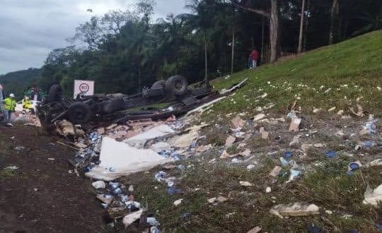 Motorista morre em colisão entre caminhonete e caminhão na BR-376