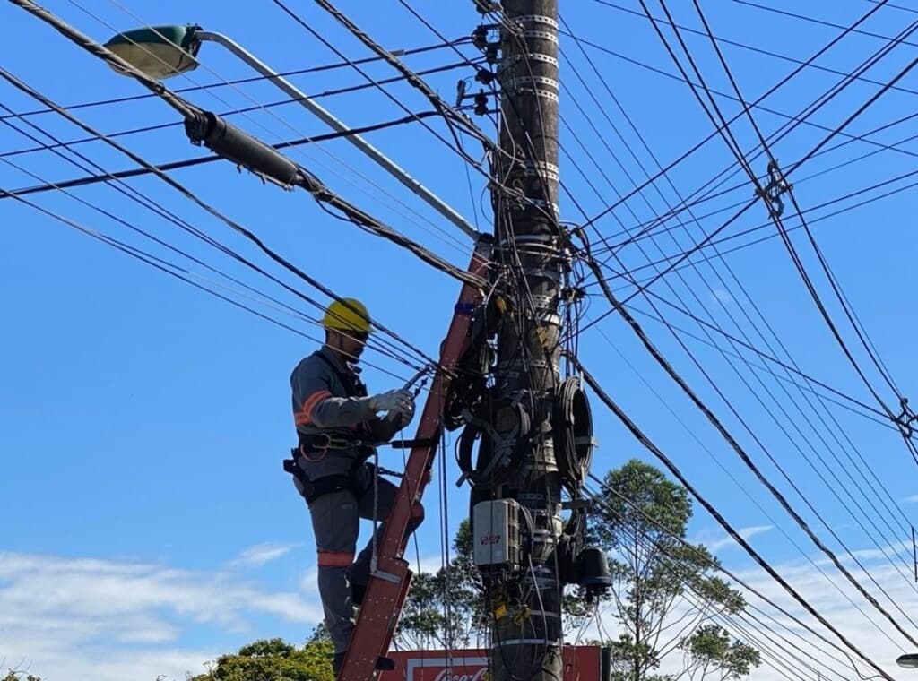 Prefeitura de Tijucas retoma ação para retirada de fios soltos e desorganizados dos postes
