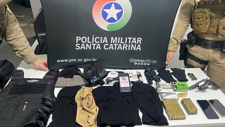 Com balaclavas, luvas e arma carregada, dupla é cercada pela PM