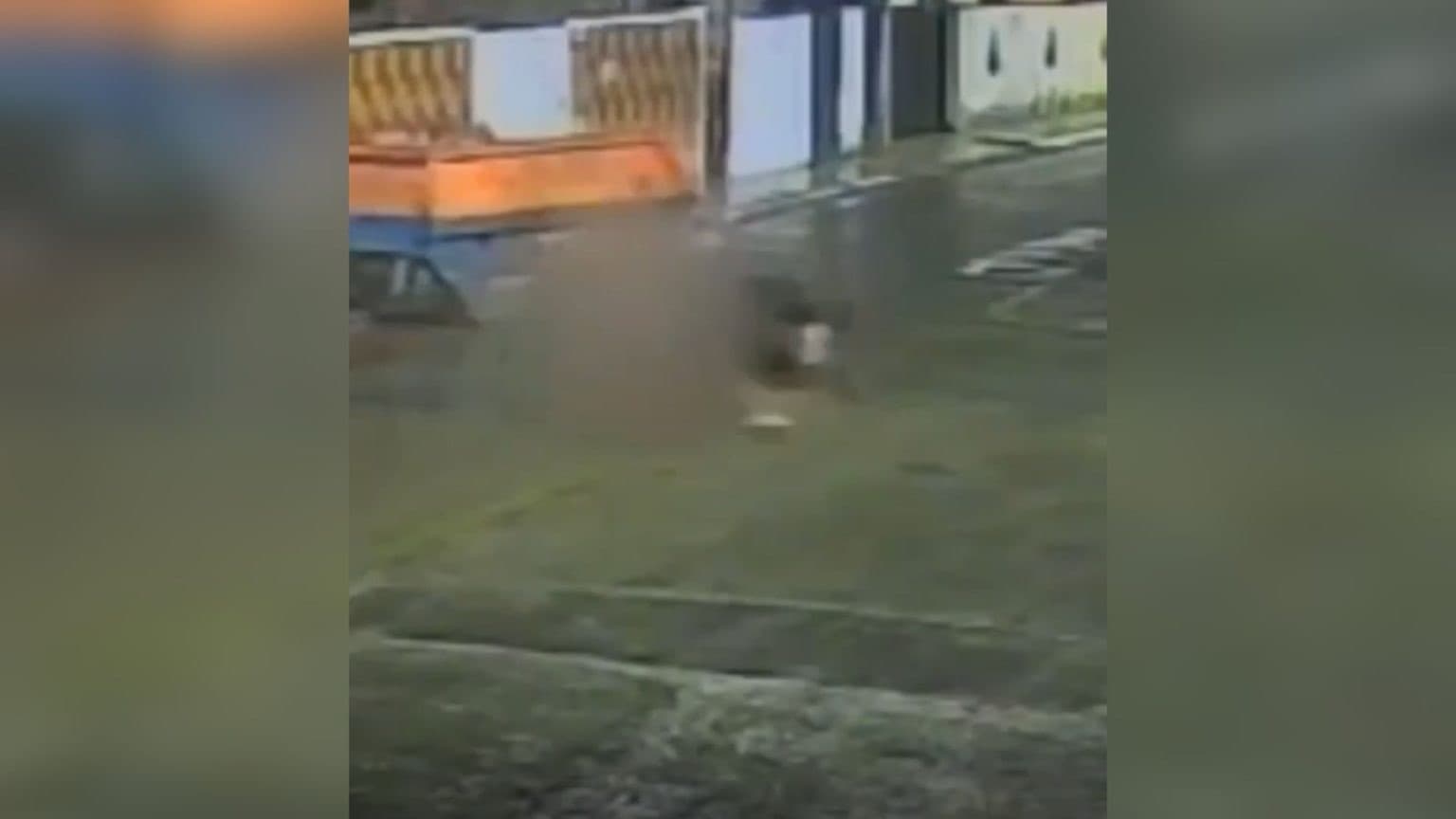Motociclista voa após acertar caçamba de entulhos em grave acidente em Itajaí