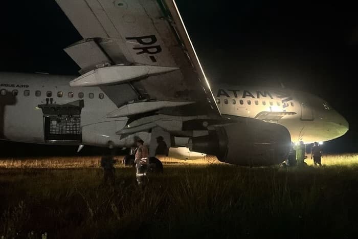 Chuva, pista molhada e tensão: aeronave derrapa e sai da pista durante pouso em SC