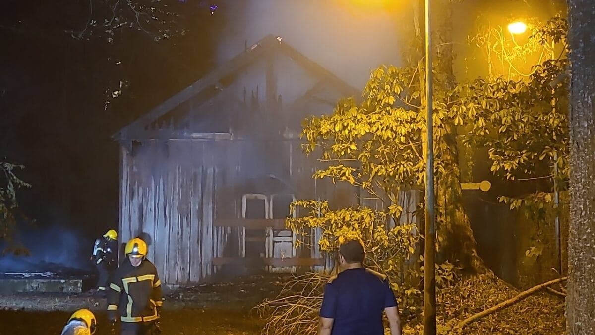 Incêndio destrói igreja histórica em Criciúma e Defesa Civil suspeita de vandalismo