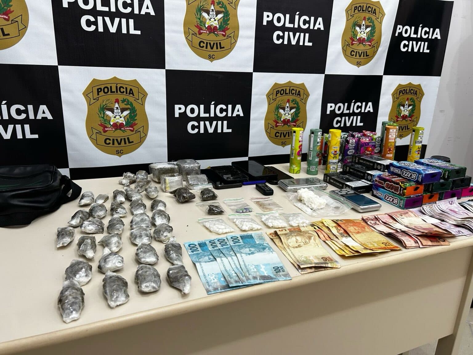 Investigação de homicídio leva polícia a esconderijo do tráfico em Palhoça