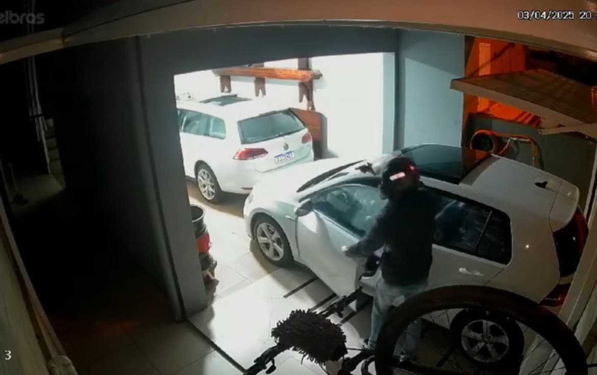 Criminosos armados com revólver invadem garagem, rendem morador e fogem com carro