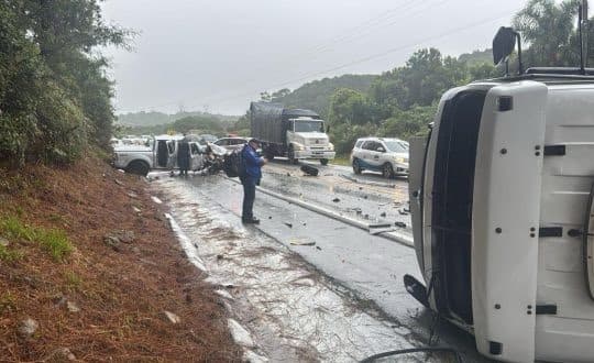 Caos na BR-282: carreta tomba após batida e bloqueia rodovia nos dois sentidos