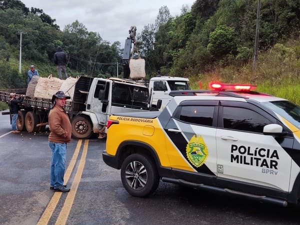 Carro de Tijucas se envolve em grave acidente com caminhão na PR-170, mas crianças escapam ilesas
