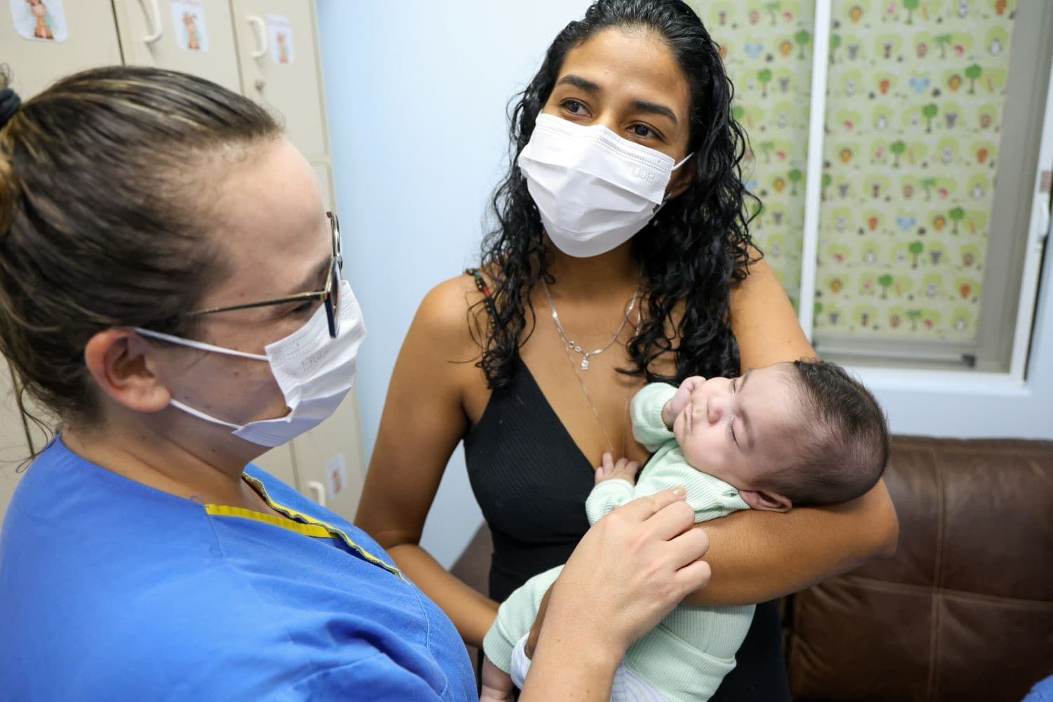 “Salvaram meu filho”: Bebê nasce com menos de 24 semanas, sobrevive e emociona equipe em SC