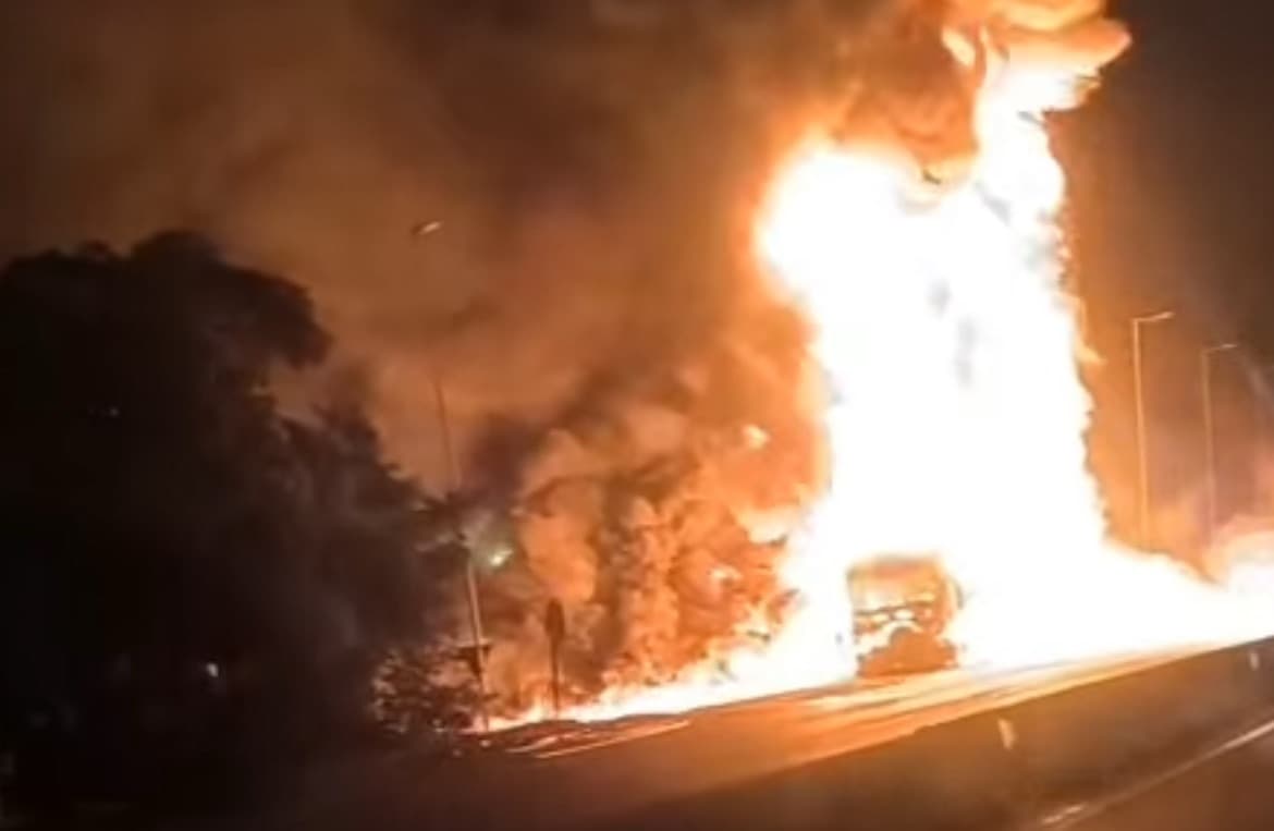 Incêndio em caminhão bloqueia BR-101 no sentido Curitiba, em Garuva
