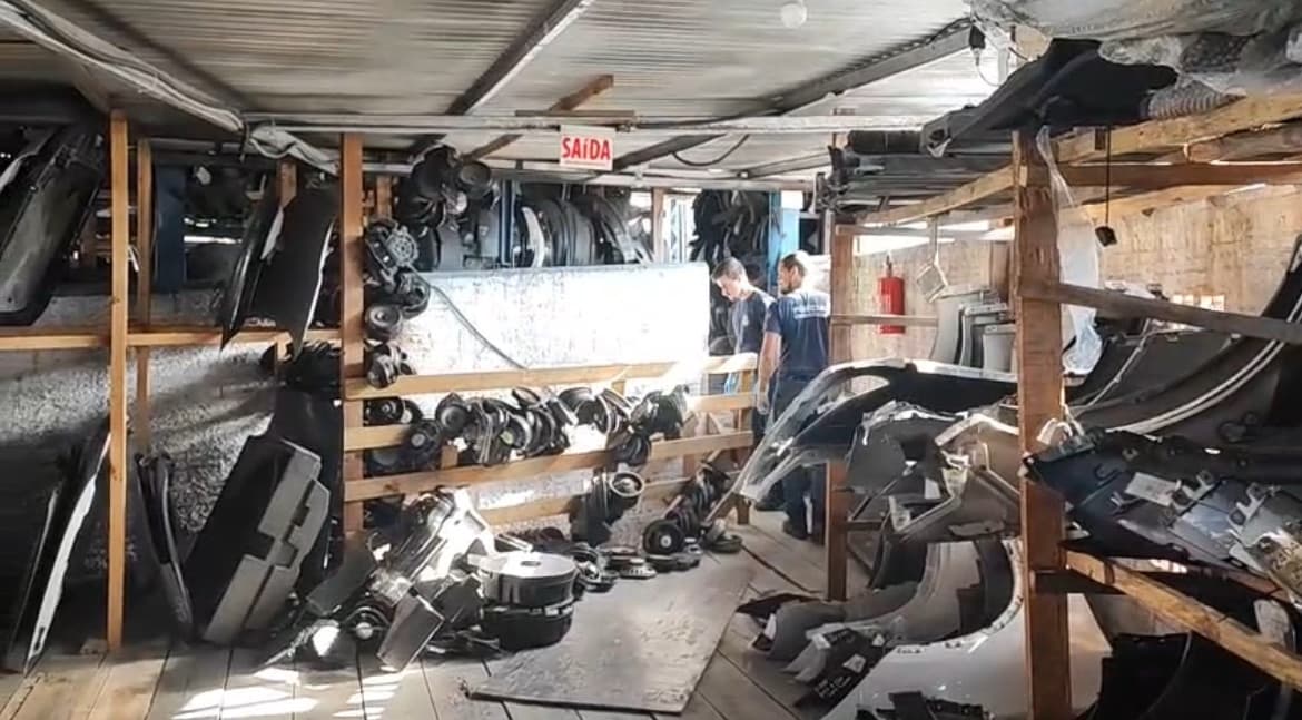 Dono de loja em Balneário Camboriú é preso por vender peças de carros roubados, diz polícia