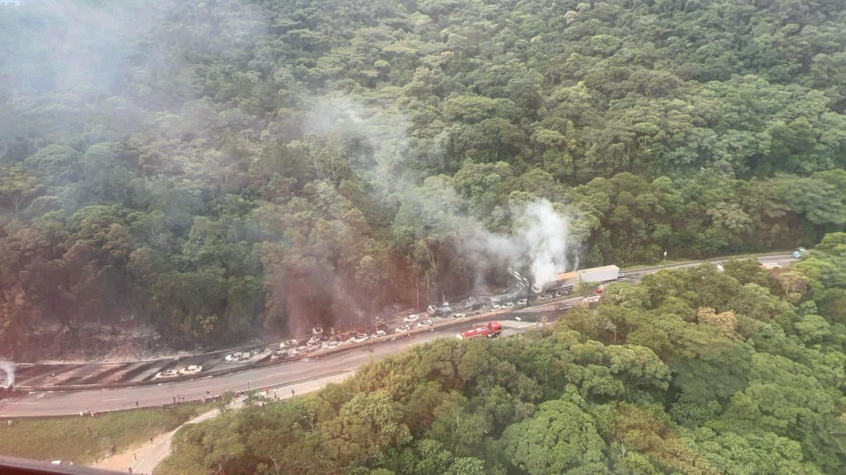 Caminhão que explodiu no Morro dos Cavalos estava com toda a documentação regular, afirma empresa