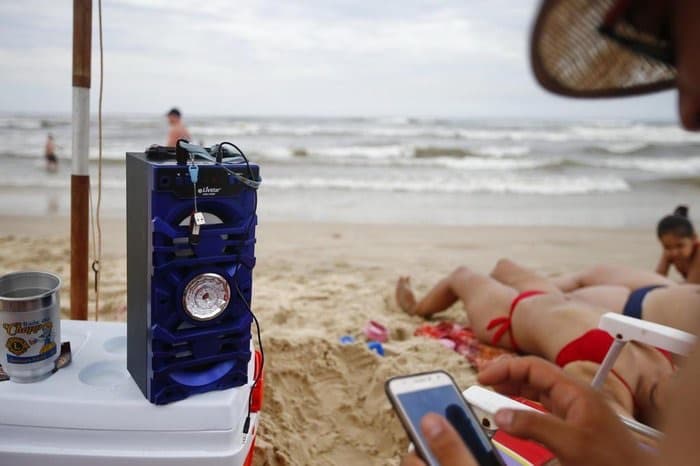 Uso de caixas de som em praias pode ser proibido por lei em Florianópolis