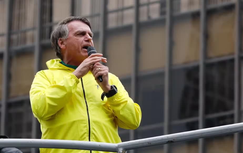 Bolsonaro passa mal e é socorrido às pressas no interior do RN; hospital é cercado por seguranças