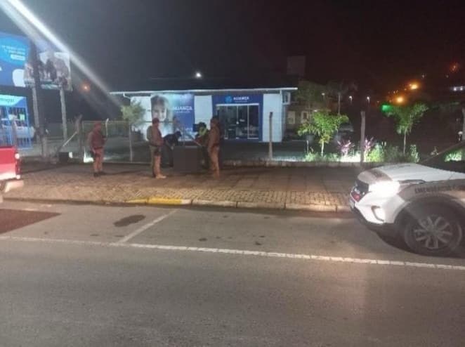 “Sai do carro!”: homem joga companheira em movimento no asfalto e é preso por tentativa de feminicídio