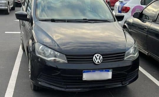Suspeitos são detidos com carro furtado e droga no estacionamento de supermercado em Tijucas