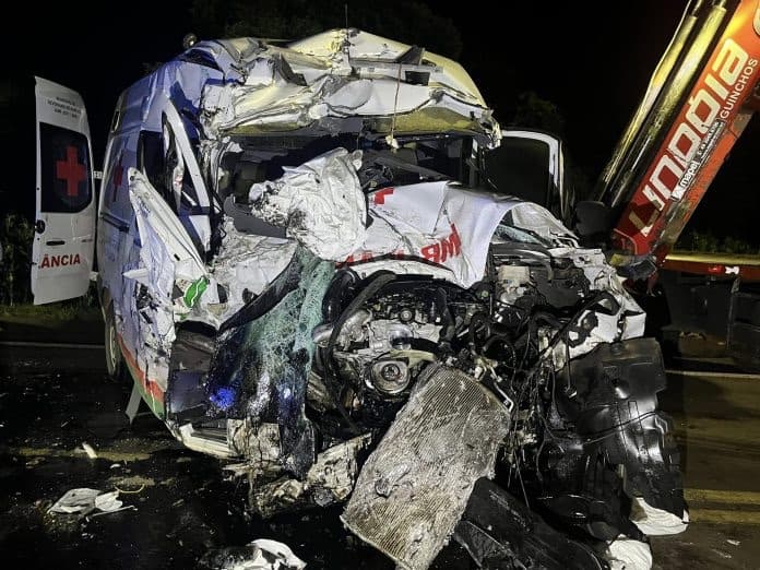 Grave colisão entre ambulância e carreta mata técnico de enfermagem na BR-153