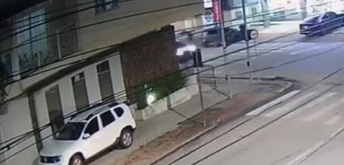 Motociclista sofre suspeita de traumatismo craniano após acidente em SJB: “saiu voando”