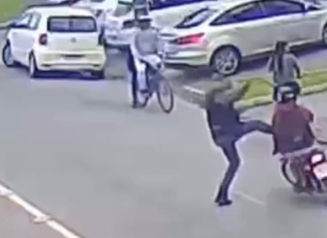 URGENTE: Pai e criança são atropelados após agente de trânsito tentar parar moto com chute