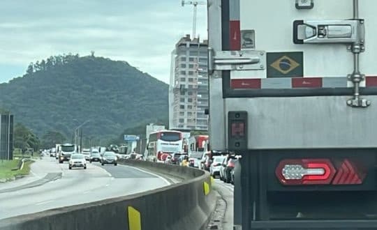 Engavetamento entre três carretas bloqueia BR-101 em Balneário Camboriú