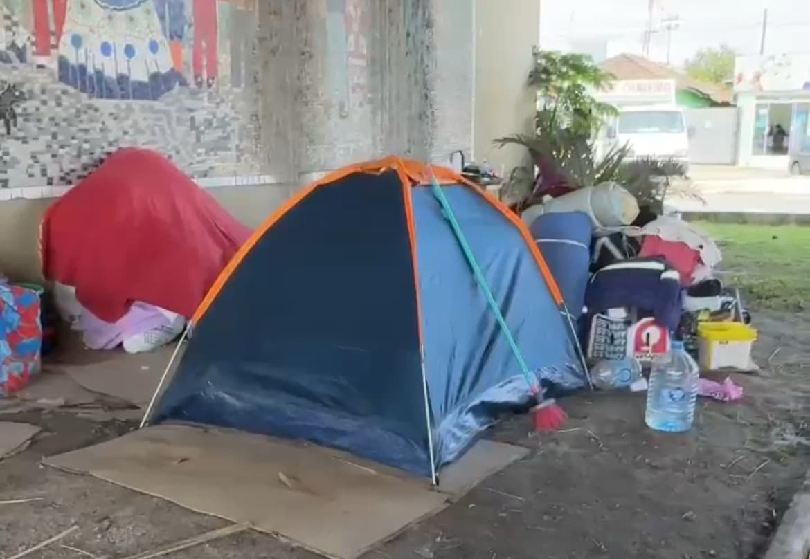Indígenas montam “aldeia” em Tijucas e surpreendem moradores: “o cacique que manda”