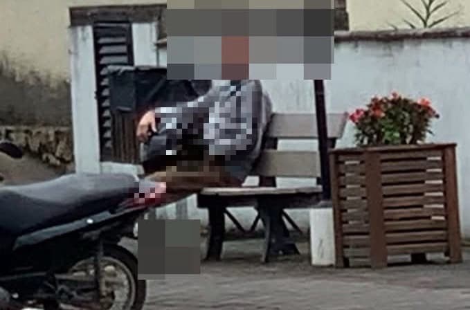 Flagrado se masturbando em praça pública, homem foge para cidade vizinha e acaba detido