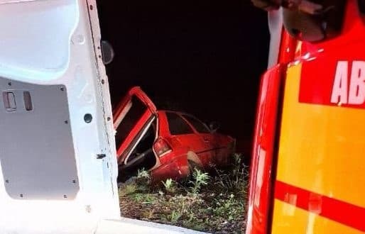 Motorista capota após bater em trevo na BR-280 e é levado ao hospital