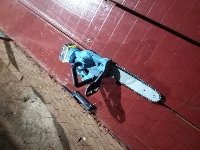 Homem é morto a tiros após invadir casa com faca e motosserra em SC