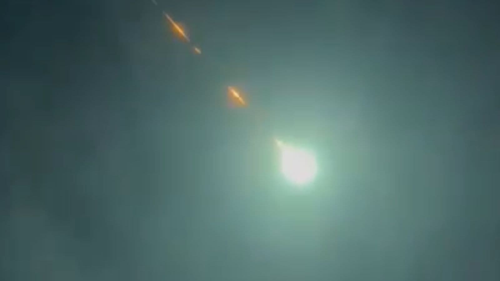 Luz verde misteriosa aparece no céu e encanta moradores em Santa Catarina