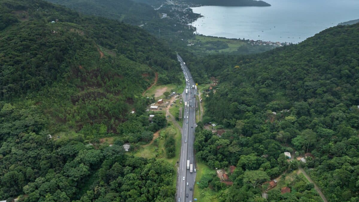 Trecho da BR-101 no Morro dos Cavalos será interditado nesta terça-feira para remoção de rocha