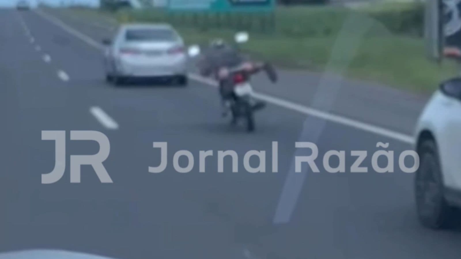 “Respeita nossa arte”: motoqueiro é flagrado em manobra perigosa na BR-101 em SC