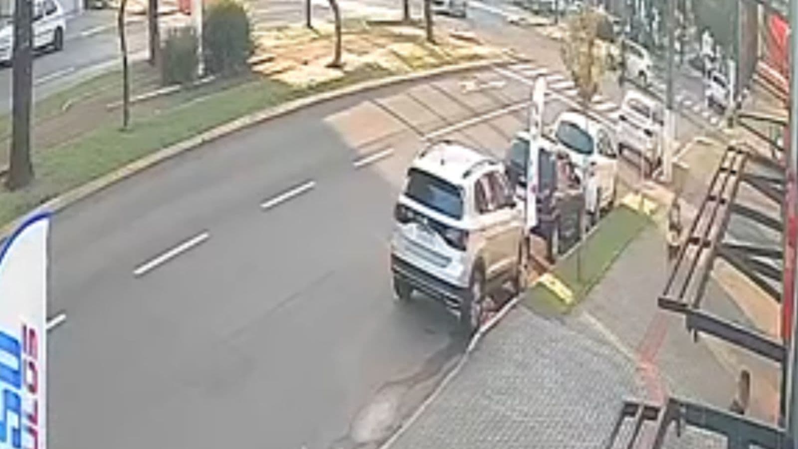 Motociclista “voa” ao ter frente cortada por carro e vai parar na UTI em Santa Catarina
